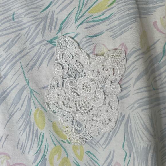 ST. EVE Pastel and White Floral Print Cropped Length T Shirt Size M/L - Picture 2 of 8